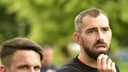 Bild: ham
Tobias Graßler (rechts) als Trainer auf der Bank des SV Kemnath am Buchberg.