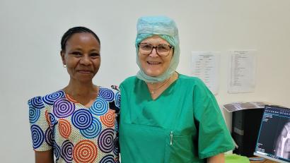 Bild: Dr. Annemarie Schraml/exb
Dr. Annemarie Schraml traf in Tansania auch mit Eli zusammen, die sie vor 16 Jahren wegen schwerster Arthrosen an beiden Hüftgelenken mit Total-Endoprothesen versorgt hatte. Die junge Frau lebt dadurch beschwerdefrei.