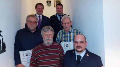 Bild: Thomas Zintl/exb
Ehrungen gab es bei der Feuerwehr Pechofen. Den Geehrten gratulierten Kommandant Thomas Zintl (vorne rechts), Vorsitzender Matthias Lindinger (hinten rechts) und Bürgermeister Stefan Grillmeier (hinten links).