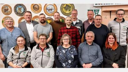 Bild: fnk
Der Schützenverein Eichenlaub Sorghof wählt einen neuen Vorstandschaft mit Erstem Schützenmeister Alfred Forster (vorn, Zweiter von links) und seinem Stellvertreter Karl-Heinz Meier (vorn, Zweiter von rechts) an der Spitze. Bürgermeister Hans-Martin Schertl (hinten, Zweiter von links) gratuliert.