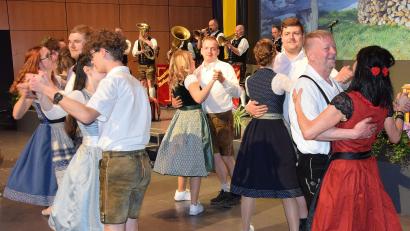 Bild: bö
Lintacher und Ammersrichter Kirchweihpaare zeigten den Gästen im ACC bei "Blech und frech", wie die Kreuzpolka schwungvoll getanzt wird.