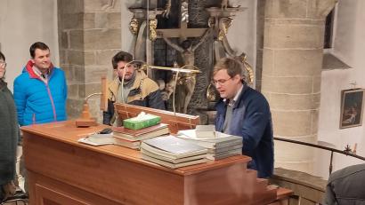 Bild: Männerverein Kastl bei Kemnath/exb
Bei der Orgelbesichtigung erfuhren die Teilnehmer Interessantes zum Kircheninstrument.