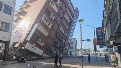 Bild: -/TVBS via AP/dpa
In Hualien im Osten Taiwans sind Gebäude teilweise eingestürzt.