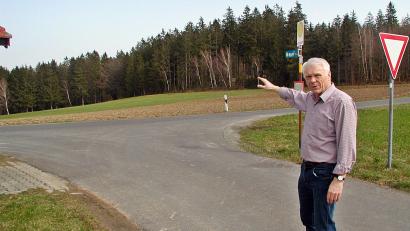 Bild: ld
Josef Prechtl kann die Absturzstelle bei Alm-Hofstetten genau zeigen. Er steht an der Einfahrt nach Babilon (Gemeinde Kulmain). Er deutet auf die Wiese, wo Martin Prechtl gearbeitet hat und den Absturz verfolgte. Die Absturzstelle befindet sich 200 Meter weiter im Wald.