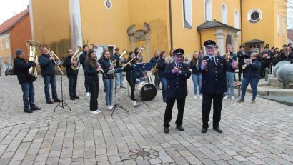 Bild: pi
Markus Schwarz (rechts) und Hans-Peter Müller geben zum Abschied zu den Klängen des Vereinsorchesters des Musikvereins Waidhaus den Takt an.