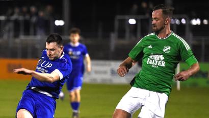 Archivbild: G. Büttner
Patryk Bytomski (links) und die SpVgg SV Weiden empfangen am Freitagabend mit der SpVgg Lam das Team, das den Liga-Dominator zuletzt bezwingen konnte.