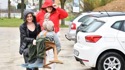 Bild: Petra Hartl
Im strömenden Regen brachten Viktoria Schwarz (vorne) und Dana Pershin am Donnerstagnachmittag den "entführten" Raigeringer Osterhasen zurück an seinen Platz neben dem Osterbrunnen am Dorfplatz.
