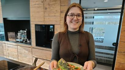 Bild: ald
Alicia Lindner präsentiert ihr veganes Gericht ohne Ersatzprodukte: Spitzkohl mit Kräutermarinade, dazu weiße Riesenbohnen in einer Tomaten-Balsamico-Soße.