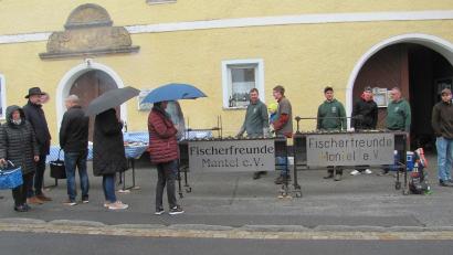 Bild: sei
Schlange stehen mit Regenschirm hieß es am Karfreitag, um eine der begehrten Makrelen der Fischerfreunde zu ergattern.