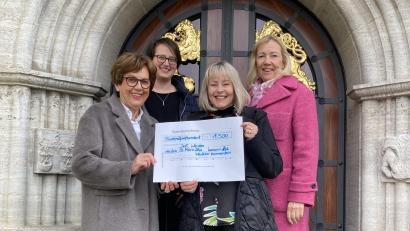 Bild: Hans Eckl/exb
Freuen sich gemeinsam über die Spendenübergabe: Anna Preuss, Marianne Rüb (unten), Astrid Karl und Ulrike Küblbeck (oben).