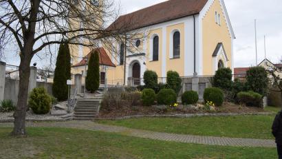 Bild: bnr
Der Dorfplatz in Weihern soll ein neues Gesicht bekommen. Besonders störend ist der starke Bewuchs um das Kriegerdenkmal.
