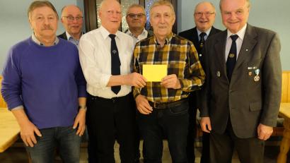 Bild: do
Für 50 Jahre als KSK-Ortsvorsteher in Seitenthal ehrt der Verein Hans Erfurt (Dritter von rechts). Mit Konrad Höllerl für Seitenthal (links) und Hans Meyer (Vierter von links) für Süßenweiher bestimmt die Versammlung neue Ortssprecher. Es gratulieren Helmut Schmidt (Dritter von links), Max Wagner (rechts), Peter Lehr (Zweiter von rechts) und Albert Nickl (Zweiter von links).