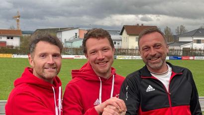 Bild: Thorsten Ziegler/exb
Im Sommer übernimmt beim ATSV Tirschenreuth das Trainer-Duo Sebastian König (links) und Stefan Engl (rechts). Mit im Bild der Sportliche Leiter Matthias Härtl.