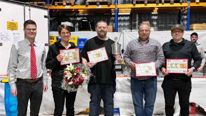 Bild: gz
Im Namen des Bayernfanclub gratuliert Vorsitzender Timo Brenner (von links) Siegerin Doris Neumann, Marktmeister Jörg Maier, dem Zweitplatzierten Jürgen Pösl sowie dem Drittplatzierten Markus Raab.