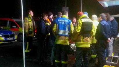 Bild: tk
Lagebesprechung um 3.15 Uhr: Geklärt wird die Frage, ob auch die zweite Bombe noch in der Nacht entschärft werden kann. Die Antwort fällt negativ aus.