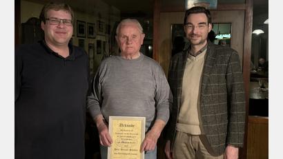 Bild: knh
Stephan Oetzinger (rechts) und Schriftführer Christoph Müller (links) ernennen Werner Stocker (Mitte) zum Ehrenmitglied im Rauchclub Mantel.
