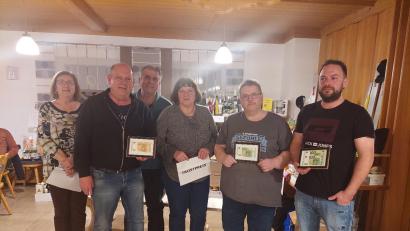 Bild: Karterclub Kötzersdorf/exb
Die Veranstalter mit den Gewinnern des Preisschafkopfs: Zweite Vorsitzende Ingrid Graf (von links), Heinz Plannerer, Vorsitzender Wolfgang Veigl, Anni Kopp, Markus Fritsch und Thomas Plannerer.