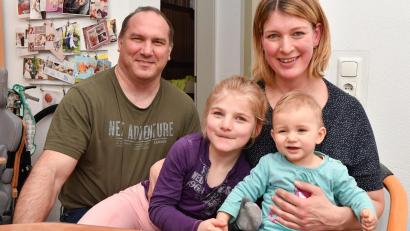 Bild: Petra Hartl
Lina (6) bekam mit knapp zwei Jahren die Diagnose Angelman-Syndrom. Sie spielt gern mit ihrer Schwester Paula (1). Ihre Eltern Christian und Verena Höfler wollen mehr Bewusstsein für die seltene Erkrankung schaffen.