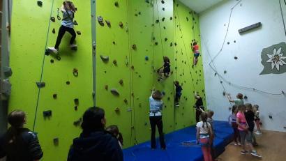 Bild: Gisela Promm/exb
TV-Turnkinder probieren die Kletterwand des Alpenvereins im Sportpark aus..