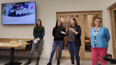 Bild: Happynest/exb
Eva Wuttke, Alexandra Fischer, Carmen Wuttke und Sabine Meier (von links) informierten über den Verein "Happynest".