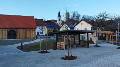 Bild: dl
Die neue Dorfmitte mit dem Dorfstadl, Buswartehäuschen, Pergola und Backofen ist eine gelungene Maßnahme der Dorferneuerung.