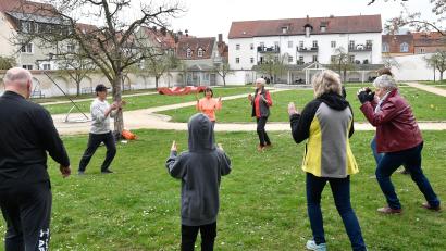 Bild: Petra Hartl
Erste Lektion in Tai Chi: Johann Bauer erklärt im Maltesergarten den Bogenschritt und dazu eine der typischen, fließenden Arm- und Handbewegungen.