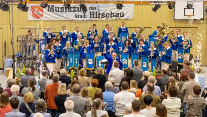 Bild: u
Unter das "Starke Frauen“ stellt das Musikzug-Orchester in der Schulturnhalle ihr Osterkonzert. Dirigent Marcus Hoffmann (vorne Mitte) feiert dabei seine Konzertpremiere.