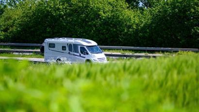 Bild: Jonas Walzberg/dpa
Raus ins Grüne: Vor der ersten Tour braucht das Wohnmobil einen gründlichen Check-up.