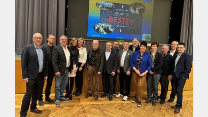 Bild: exb
Von links nach rechts: Martin Stauber (Geschäftsführer KS), Markus Schuirer (Referent), Josef Fütterer (Kreisobmann), Michaele Graf und Inge Wick (Hauswirtschaftliche Dienstleistungen), Jörg von Krieglstein (SVLFG), Josef Stauber (DVAG), Josef Marzi (VLF Vorsitzender), Dietmar Schaller (1. Bgm. Pirk), Ulrich Härtl ( BBG Geschäftsführer). Gabriele Birkner (Kreisbäuerin), Tanja Kippes (2. Bgm. Neustadt/WN), Sebastian Scharnagl (1. Vors. FBG Neustadt Nord), Josef Völkl (Vorstand Raiffeisenbank Floß Direktor) , Karl Kiesl (Geschäftsführer KS)