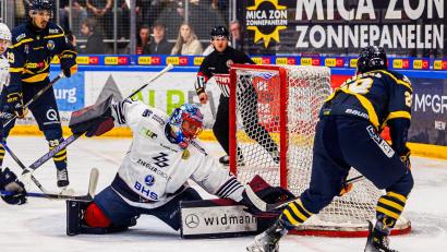 Bild: Werner Moller
Szenen aus dem vierten Play-off-Halbfinale in der Eishockey-Oberliga zwischen den Tilburg Trappers und den Blue Devils Weiden (weiße Trikots).