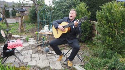 Bild: bl
Menschen berühren mit Musik, live und mit Humor: Das ist Oliver Munique wichtig, egal ob mit einem energischen "O Sole Mio" im Garten in Pfreimd, als Clown, Pantomime oder Lehrer.