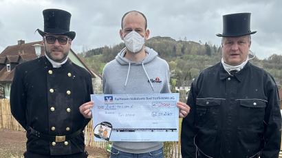 Bild: Manuel Schätzler/exb
Stellvertretender Obermeister Manuel Schätzler (links) und Kaminkehrermeister Wolfgang Heindl (rechts) übergaben an Ulrich Ott eine Spende für Sohn Tristan.
