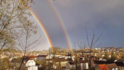 Bild: Tobias Gräf
Wer am Donnerstag gegen 18.40 Uhr vom Friedhofsberg in Sulzbach Richtung Osten blickte, erkannte vor dem Hintergrund des Schlackenberges einen doppelten Regenbogen über dem Loderhof und Rosenberg.