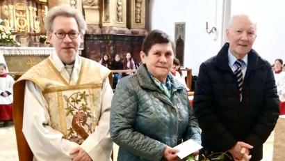 Bild: mma
Dekan Pfarrer Christian Schulz (links) und Kirchenpfleger Georg Münch gratulieren der Mesnerin Rosmarie Rauch zum 75. Geburtstag.