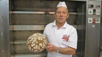 Archivbild: Bad Neualbenreuth/exb
"Stählis Bauernlaib" hält Bäcker Siegfried Stähli hier in jungen Jahren in die Kamera hält, hat in Bad Neualbenreuth Geschichte geschrieben. Nun liegt das Backrezept, das Stähli immer geheim hielt, im Rathaustresor. Das Brot soll aber auch wieder gebacken werden.
