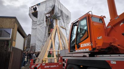 Bild: jma
Die Dachkonstruktion mit dem Richtbuschen steht bereit, auf den Turm gehoben zu werden.