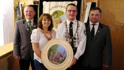 Bild: Schützengesellschaft Schwarzenbach/exb
Alois Seitz (Zweiter von rechts) ist neuer König der Schützengesellschaft „Edelweiß“ Schwarzenbach. Es gratulierten die abgelöste Königin Sabine Friedl sowie Schützenmeister Rainer Schmidkonz (links) und Zweiter Schützenmeister Thomas Richtmann.