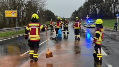 Bild: Petra Hartl
Nach einem Unfall auf der B 85 am Donnerstag, 4. April, mit vier beteiligten Fahrzeugen und etwa 30 000 Euro Schaden in der Nähe des Haidweihers kümmerte sich die Feuerwehr um die Reinigung der Fahrbahn.