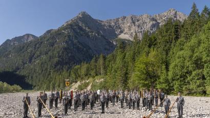 Bild: Bundeswehr/exb
Ein Orchester vor wildromantischer Alpenkulisse: Das Gebirgsmusikkorps der Bundeswehr reist am Mittwoch, 24. April, von Garmisch-Partenkirchen nach Schwarzenfeld und gibt im Kantinen-Saal des Unternehmens "Agrob-Buchtal" ein öffentliches Konzert.