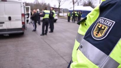 Symbolbild: Bundespolizei
Die Bundespolizei nimmt bei Verkehrskontrollen an der A 6 bei Waidhaus zwei gesuchte Straftäter fest.