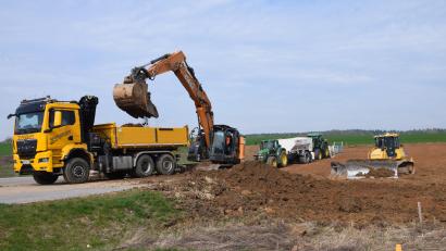 Bild: bö
Im Gewerbegebiet am Brunnlettberg in Schmidmühlen haben die Erdarbeiten für Bau eines neuen Wertstoffhof begonnen. Bauherr ist das Amt für Abfallwirtschaft des Landkreises Amberg-Sulzbach.