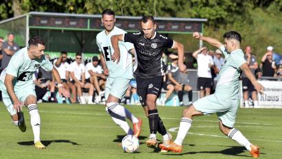Bild: Hubert Ziegler
Drei gegen einen: Timo Kohler (Mitte, schwarzes Trikot) von der DJK Gebenbach wird hier von den Ammerthalern Christian Heinloth, Mergim Bajrami und Mario Plott (von links) eingefangen. Am Samstag steht das Rückspiel in Gebenbach an.