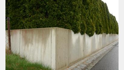 Symbolbild: bey
Über die mögliche Errichtung einer ähnlichen Gartenmauer diskutierte der Gemeinderat in seiner Sitzung eine halbe Stunde lang.