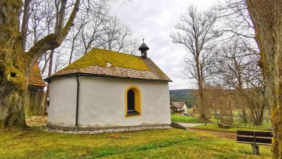 Bild: Portner
Die Kapelle in Charlottenthal (Gemeinde Stadlern) liegt idyllisch am Nurtschweg mit Fernsicht ins Nachbarland .