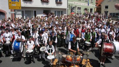 Archivbild: wro
Sofern das Wetter mitspielt, soll sich das Bild am 28. Juli wiederholen. Ein Sternmarsch mit abschließendem Massenchor (Bild) bildete den Höhepunkt des 145. Vereinsjubiläums der Blaskapelle Falkenberg.