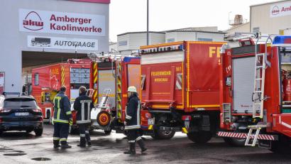 Bild: Stephan Huber
Wegen eines Brands bei den Amberger Kaolinwerken in Hirschau gab es einen Großeinsatz für Rettungskräfte, Feuerwehr und Polizei. Die B14 war komplett gesperrt, Häuser mussten evakuiert werden.