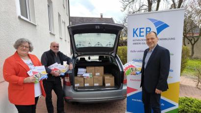 Bild: KEB Amberg-Sulzbach/exb
KEB-Vorsitzender Sebastian Sonntag (Mitte), der Leiter der KEB-Geschäftsstelle Christian Irlbacher (rechts) und die Sekretärin Daniela Rumpler (links) sind dabei, die Programmhefte unter die Leute zu bringen.
