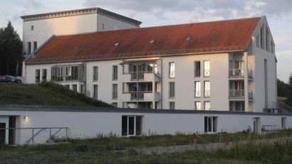 Archivbild: as
Das Appartement-Hotel besteht seit der Eröffnung des Kurmittelhauses 1996. Es wurde nachträglich mit einem Bademantelgang (vorne) an das Sibyllenbad angeschlossen.