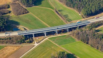 Bild: Ingo Baeuerlein /Frankenair
Die Ödschlagtalbrücke zwischen der Anschlussstelle Nabburg West und dem Autobahnkreuz Oberpfälzer Wald ist heuer noch einmal Baustelle – die einzige für dieses Jahr vorgesehene Autobahnbaustelle im Landkreis Schwandorf.