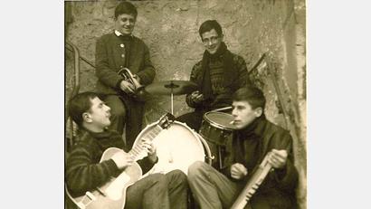 Bild: Archiv Friedrich Brandl/exb
Die Skiffle-Group Manhattan, wie sich die Lonley hot Boys später nannten, vor dem Übungskeller im Amberger Stadttheater. Links Gitarrist Friedrich Brandl.
